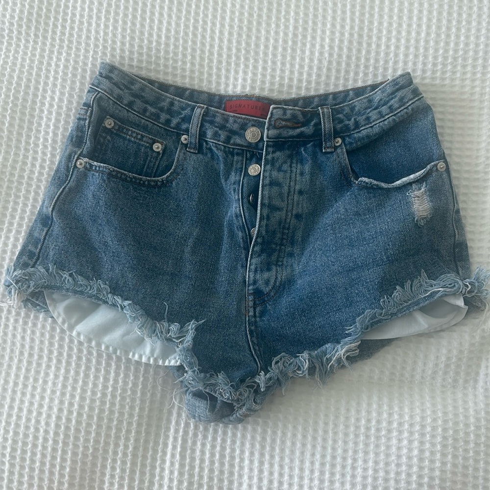 Isabelle’s Cabinet | Signature 8 | Denim Shorts | Size M